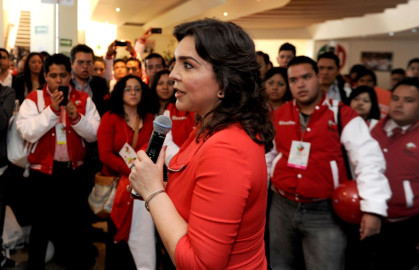 A contracorriente de su bancada, Ivonne Ortega pide reducir impuesto a gasolinas