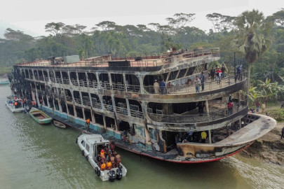 Incendio de un barco en Bangladés deja al menos 36 muertos y 100 heridos