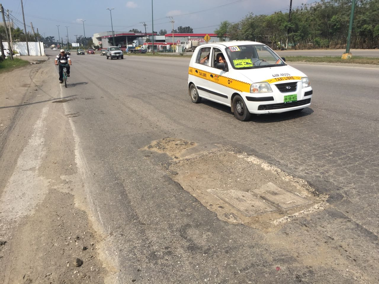 Necesario realizar trabajos de mantenimiento en la avenida de la industria