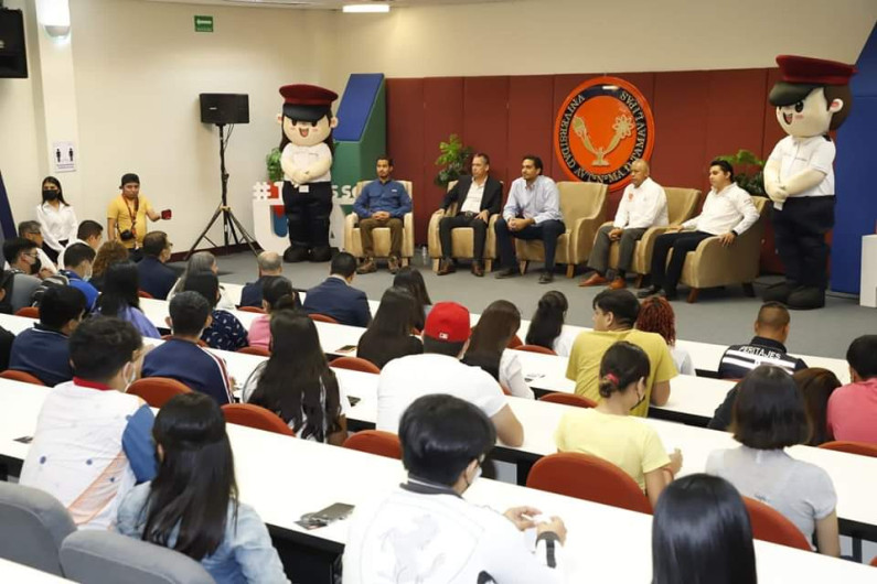 Mantiene Carlos Peña Ortiz comunicación permanente con jóvenes 