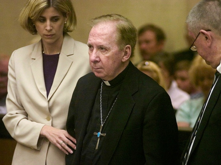 Niega ex obispo acusación de abuso sexual