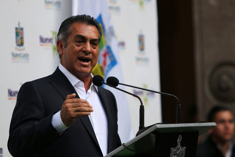 “El Bronco” entrega licencia para separarse de su cargo