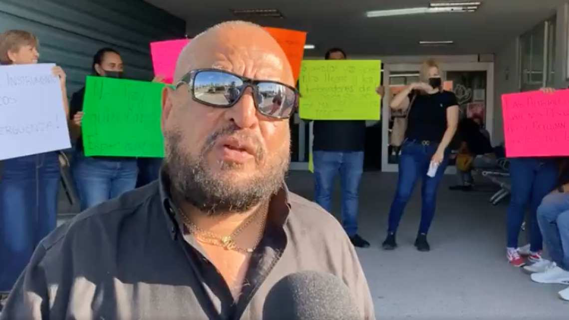 Maestros protestan con ataúd frente al ISSSTE por mal servicio