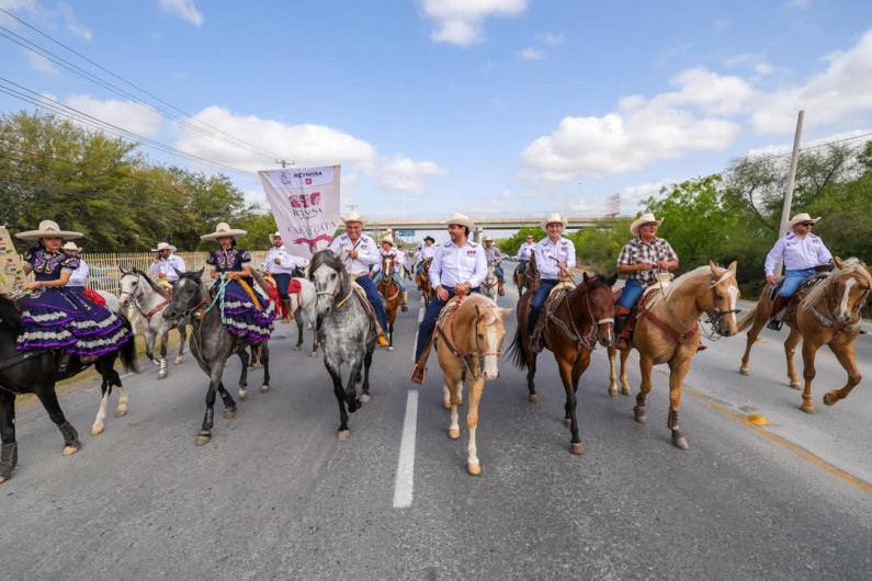 Acompañaron a Carlos Peña Ortiz más de 400 jinetes en Cabalgata del Aniversario de Reynosa