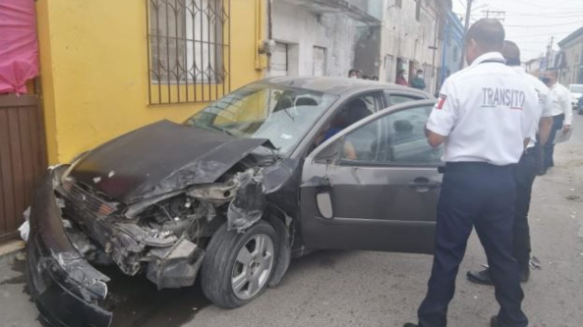 Cierran circulación en el centro de la ciudad por carambola vehicular
