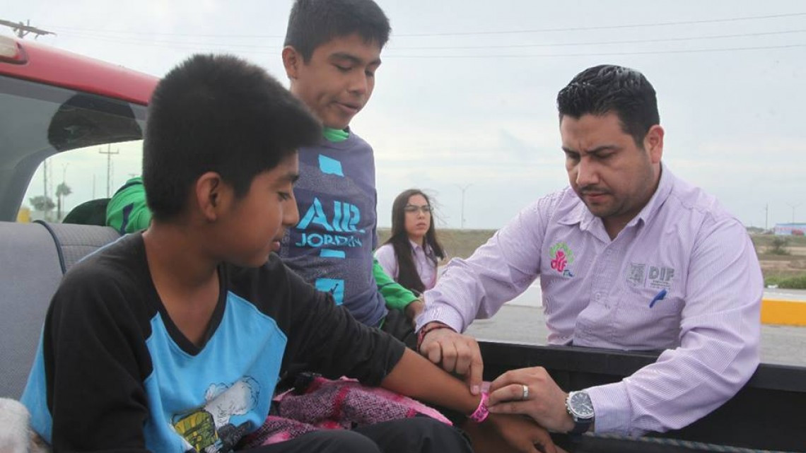 Continua colocación de pulseras para menores