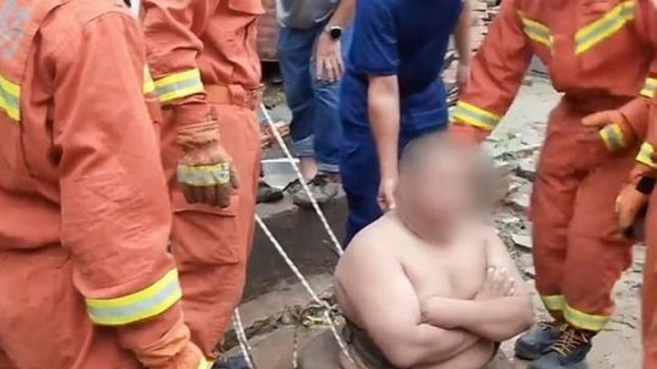 Hombre queda atorado en un pozo