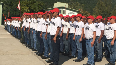 Reciben más de 900 jóvenes cartilla del SMN