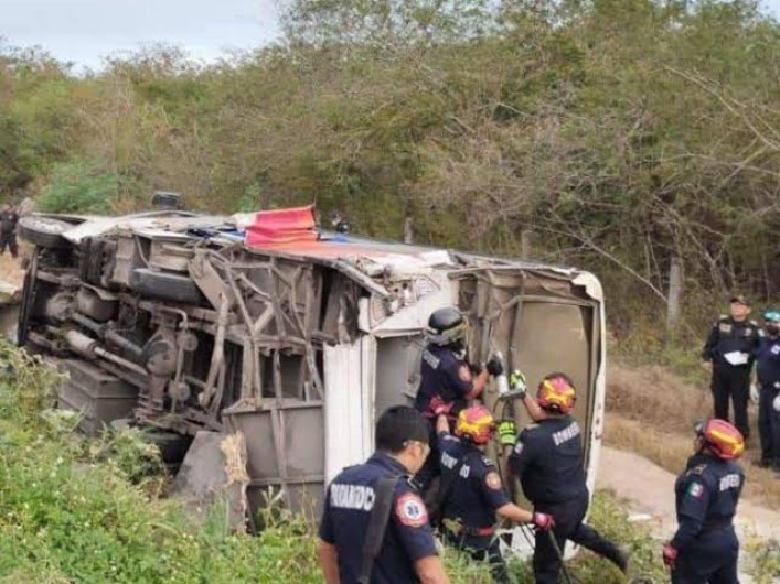 Choque entre autobús y tráiler deja 34 lesionados en Yucatán 