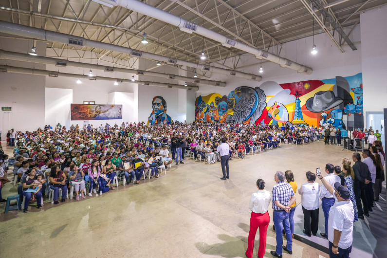 Llama Alcalde Carlos Peña Ortiz a beneficiarios de Becas "Contamos Contigo 2024" a recoger su tarjeta de pago