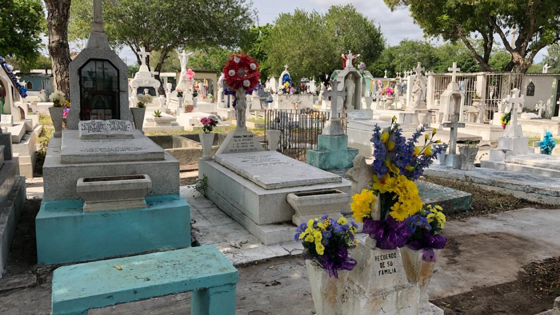Matamorenses visitan panteones de la localidad 