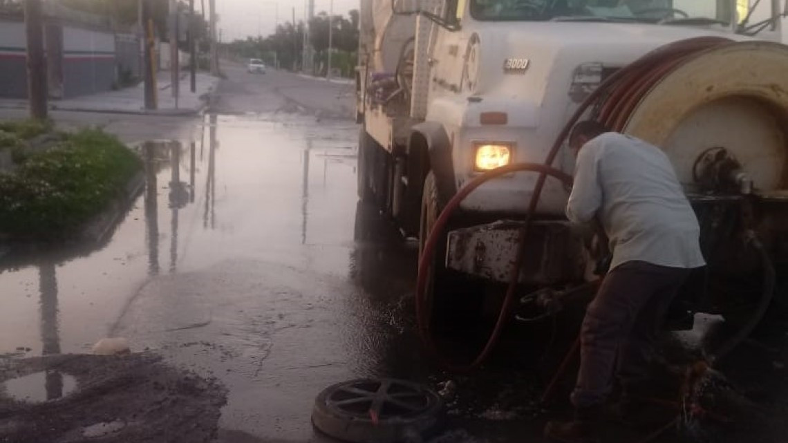 Limpia COMAPA líneas de drenaje y mejora servicio
