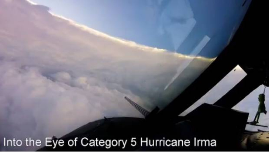 Avión capta el ojo del huracán Irma