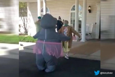 Mujer usa un traje de hipopótamo para abrazar a su madre 