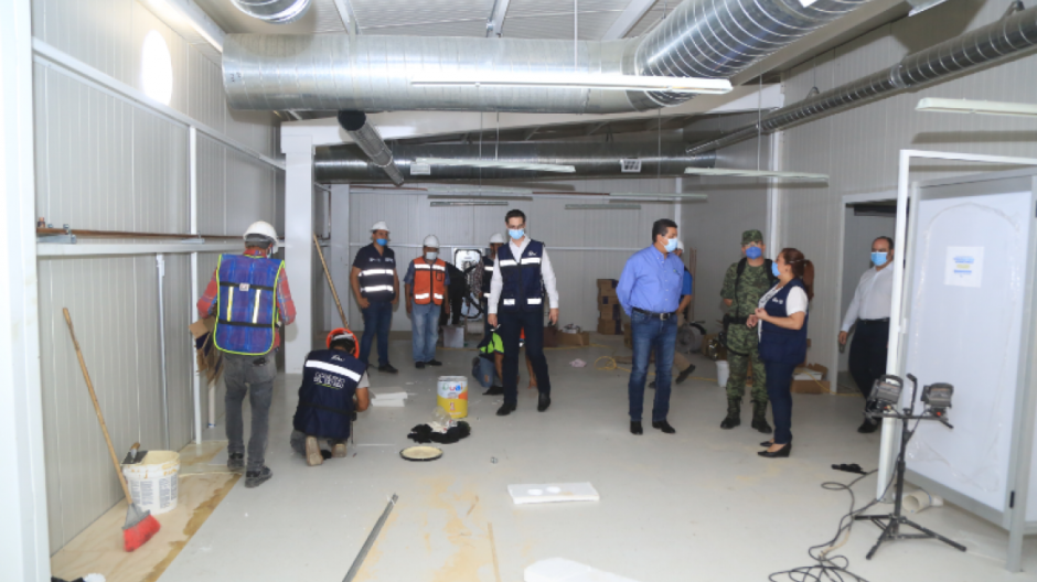 Supervisa Gobernador avance de la construcción de Hospital Móvil en Matamoros