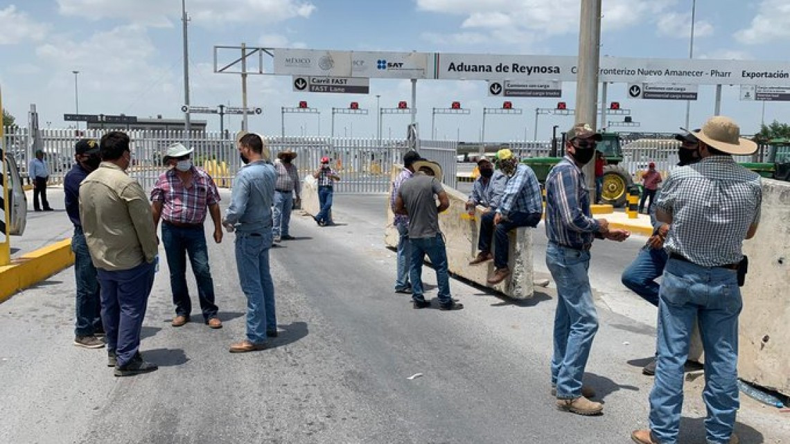 Continúa bloqueo de campesinos en el Puente Internacional Reynosa-Pharr; Amagan con trasladarse a Matamoros 