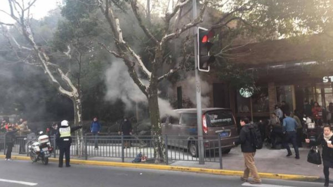 Vehículo atropella peatones en Shanghái