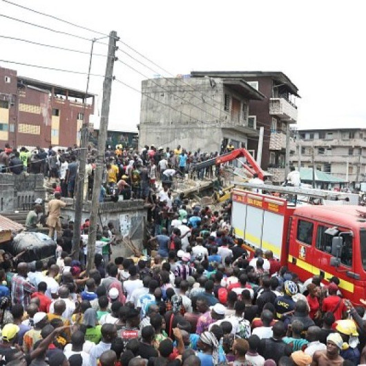 Suman 20 muertos por derrumbe de escuela en Nigeria
