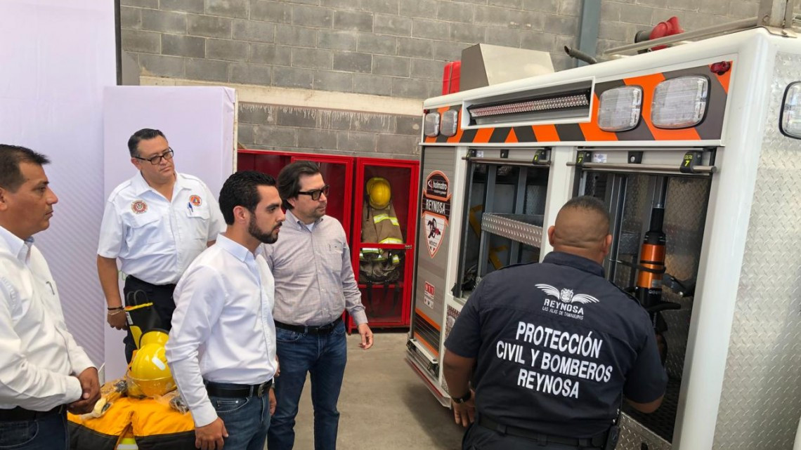 Donan uniformes a bomberos de Reynosa