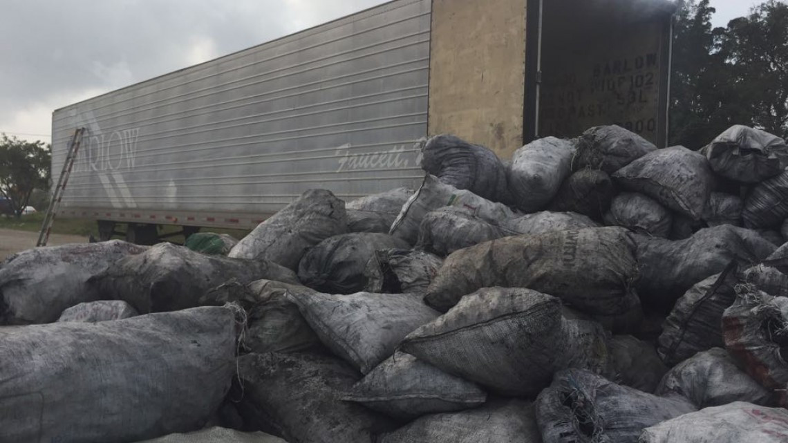 "No se hará la carnita asada", se incendia camión con carbón