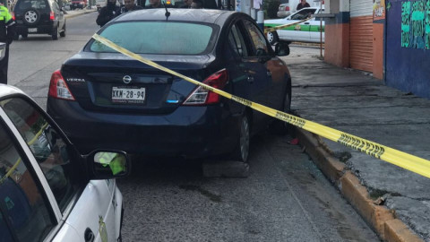 Muere hombre en su carro frente a hospital del IMSS