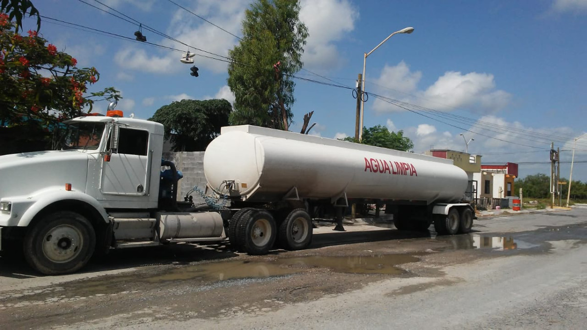 Pipas con agua potable llegan a San Valentín