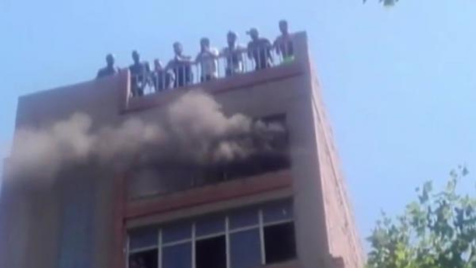 Nueve heridos leves por inhalación de humo en un incendio de edificio en Barcelona