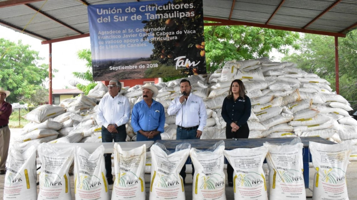 Con la entrega de fertilizante, Gobierno del Estado fortalece zona citrícola de Llera