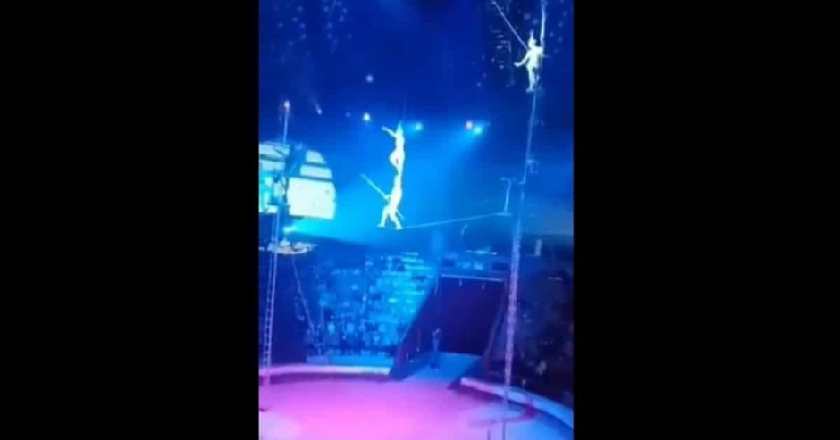 Equilibrista cae desde la cuerda floja en plena función de circo