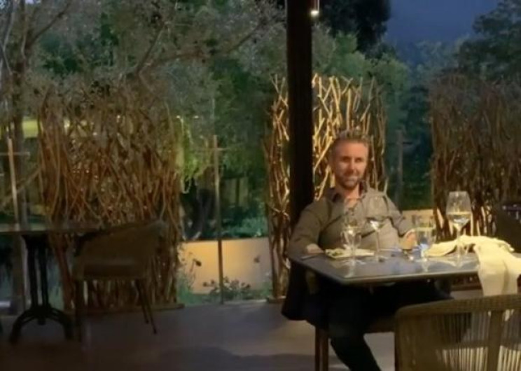 Mesera corre a hombre de restaurante por ofender a familia de extranjeros en EU