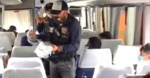 Policías brindan tacos, cocas y aguas a indocumentados en CDMX