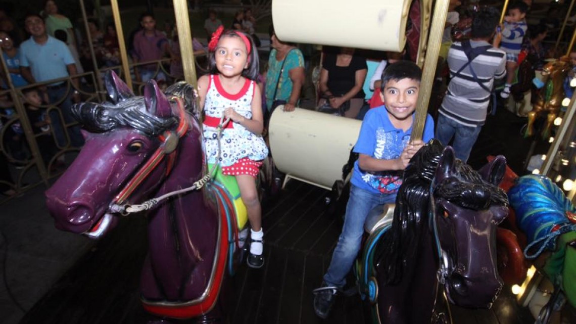 Inauguran espectacular Carrusel en Plaza Hijas