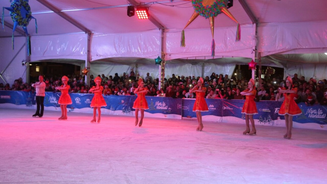 Inician funcionamiento de pistas de hielo y el encendido de pino
