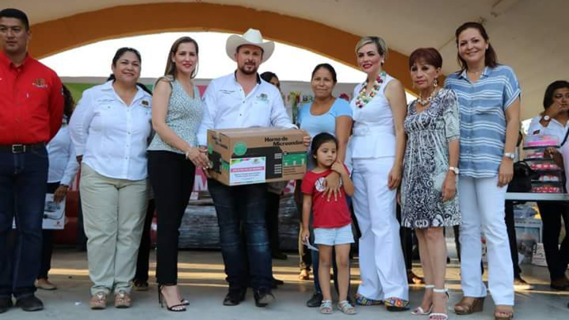 Ayuntamiento realizó festejo por el "Día de las madres"