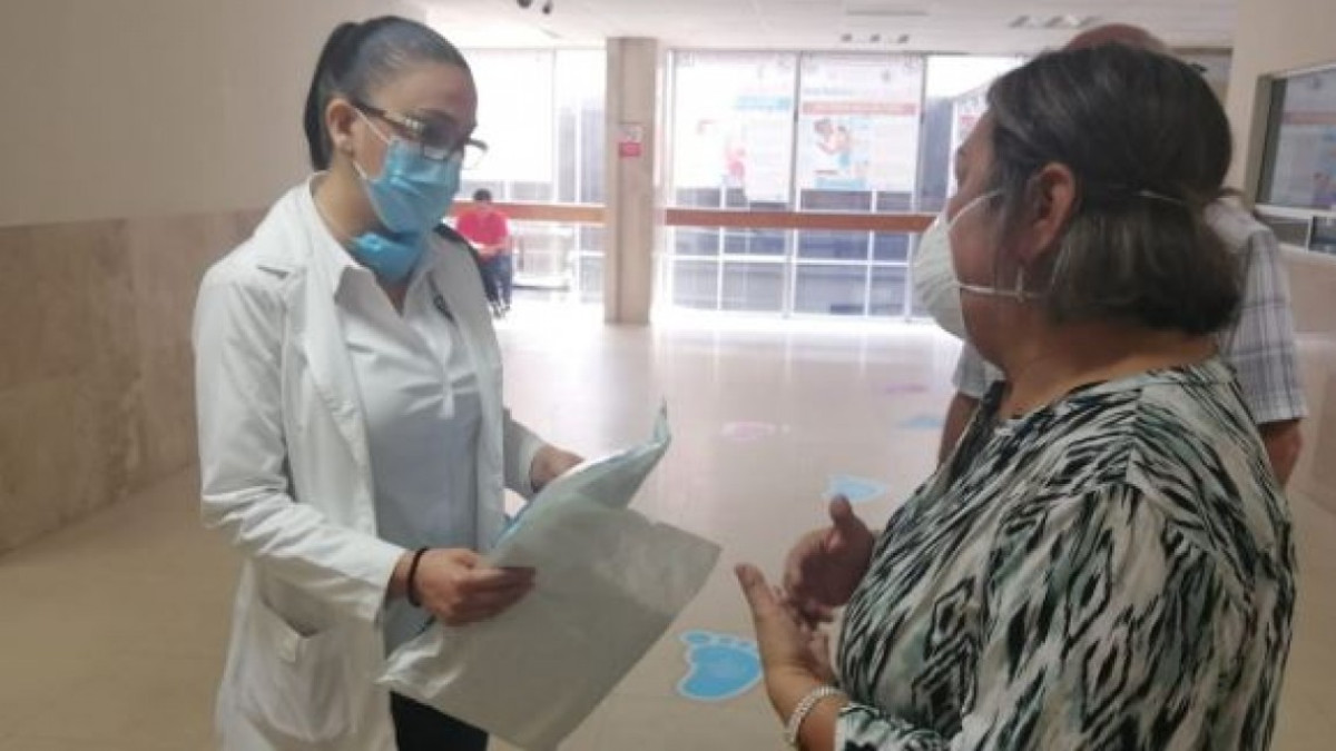 Ex-alumnos de la preparatoria Juan José de la Garza hacen donativo al IMSS en Matamoros