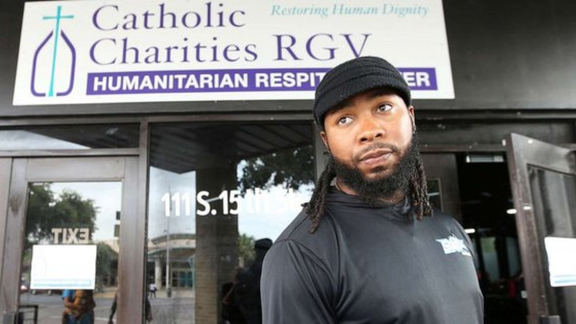 Josh Norman brindan ayuda a inmigrantes en Texas
