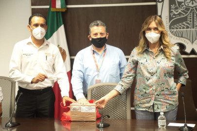 Entregan 7,000 vales de descuento al Magisterio