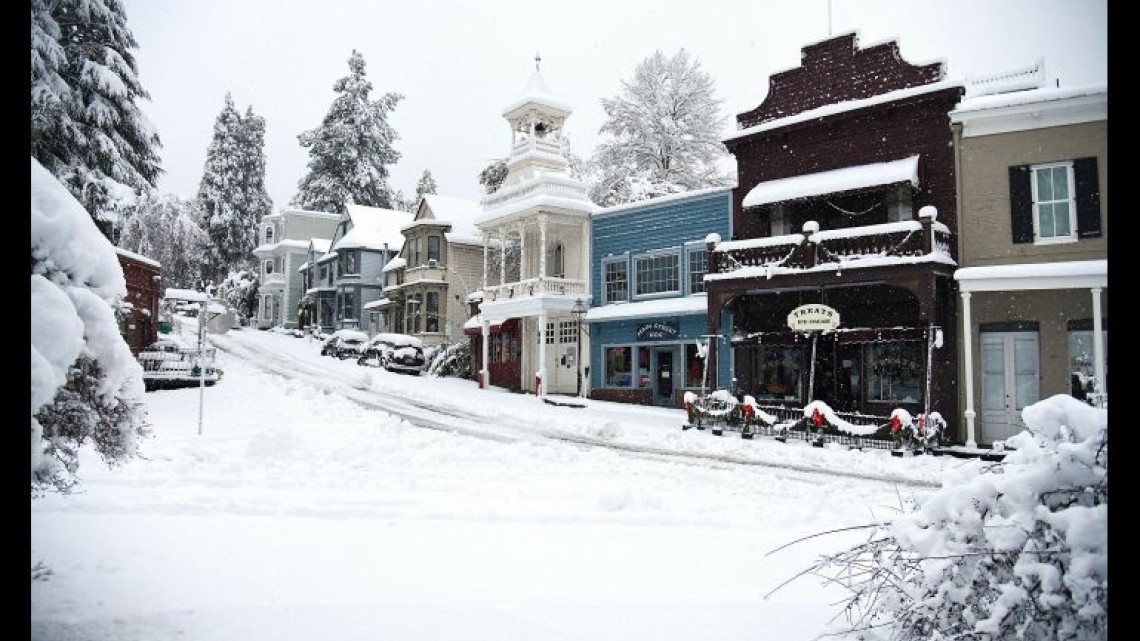 Tormenta golpea con fuerza y deja récord de nieve en el norte de California