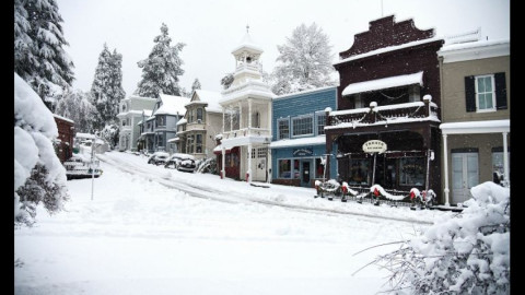 Tormenta golpea con fuerza y deja récord de nieve en el norte de California
