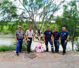 Colocan una cruz en el río Bravo en memoria de Óscar Alberto y Angie Valeria