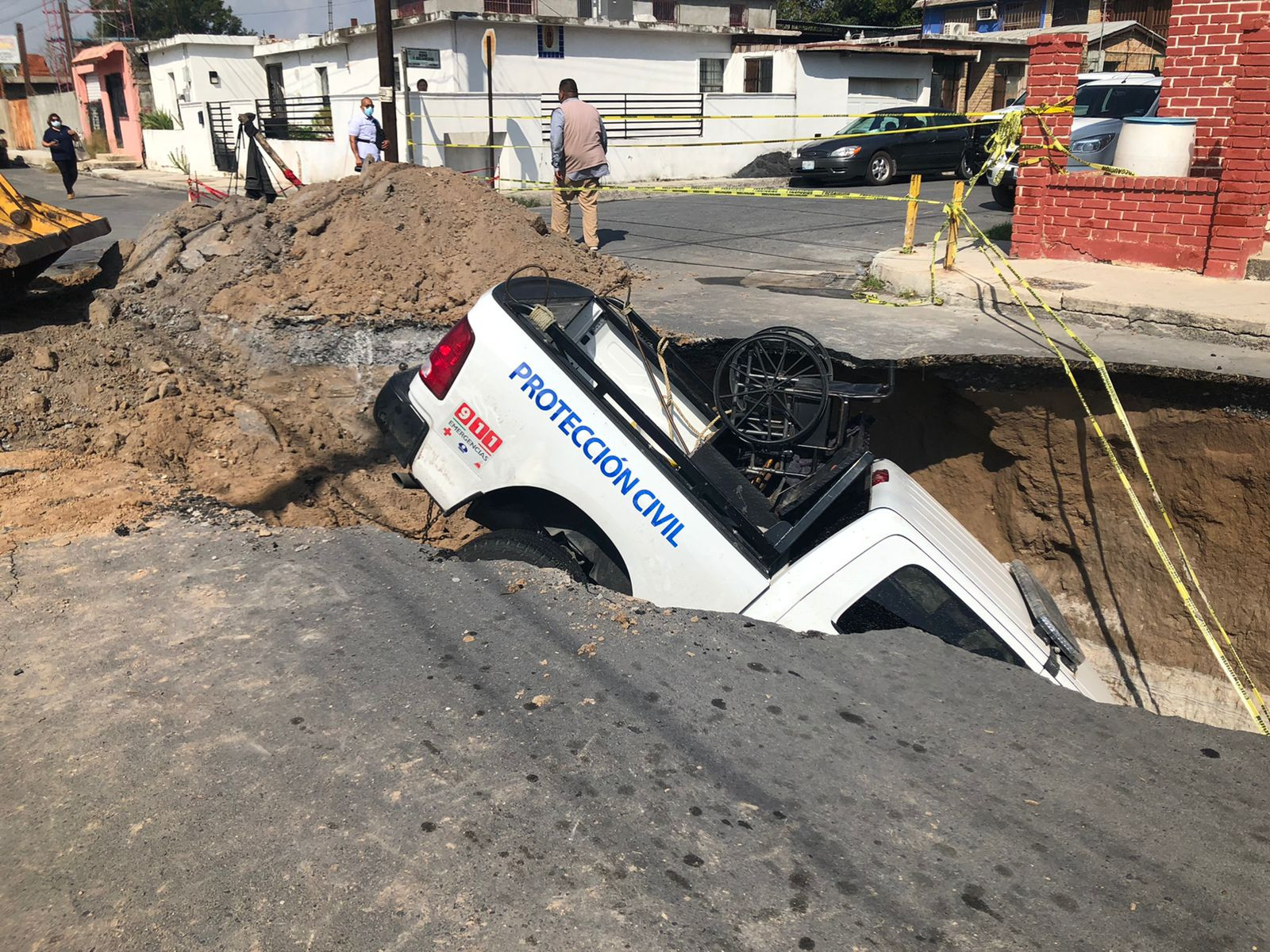 Se traga socavón a patrulla de Protección Civil en Nuevo Laredo