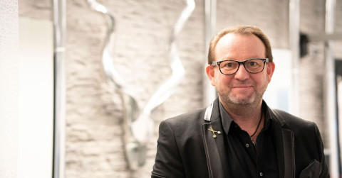 Peluquero sortea primer turno en estética luego del confinamiento en Alemania