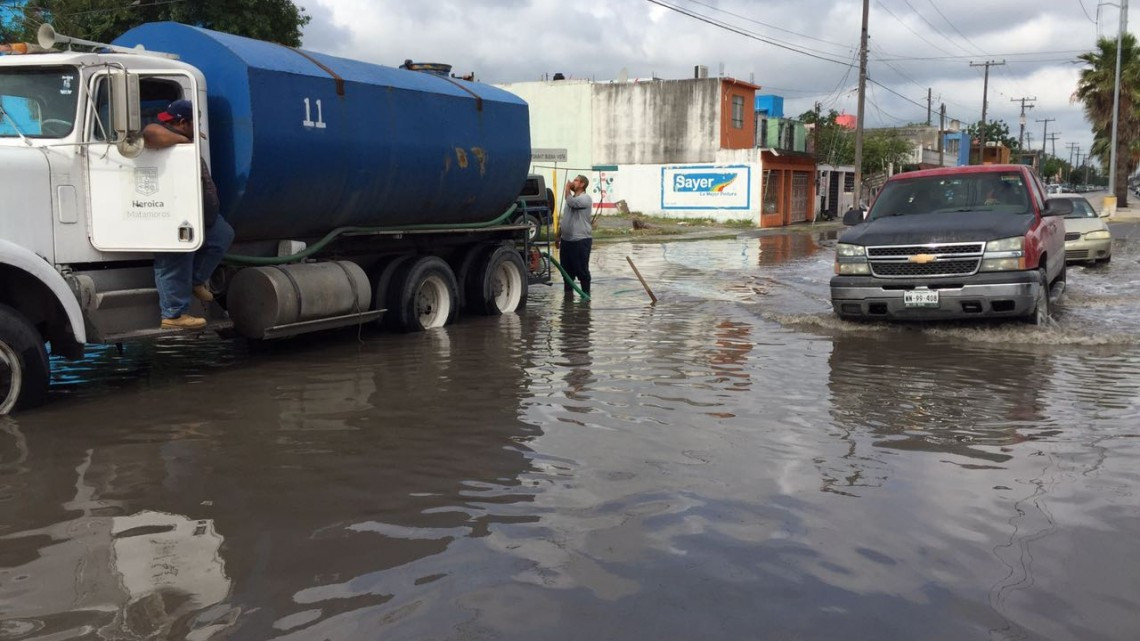 Desaguan calles inundadas en Matamoros 