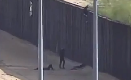 Cruzan muro fronterizo y caen 5 metros