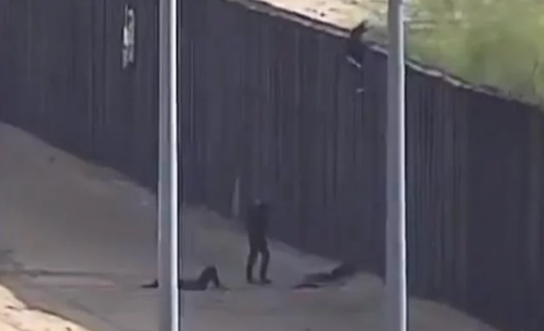 Cruzan muro fronterizo y caen 5 metros