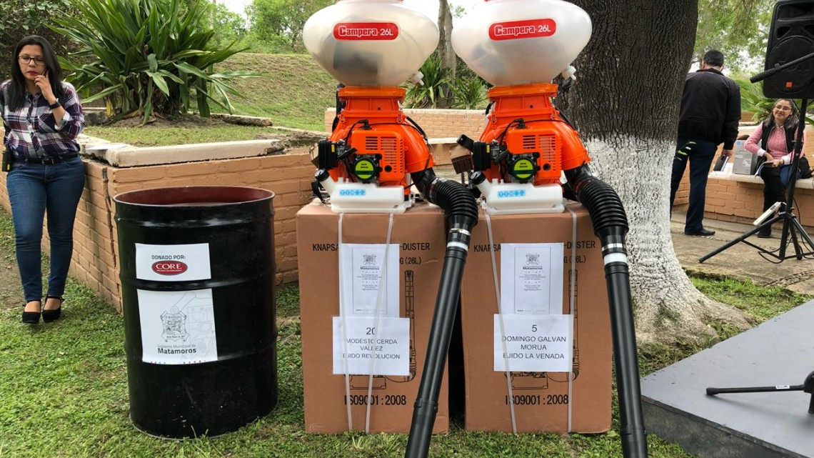 Entregan moto aspersoras a productores del campo