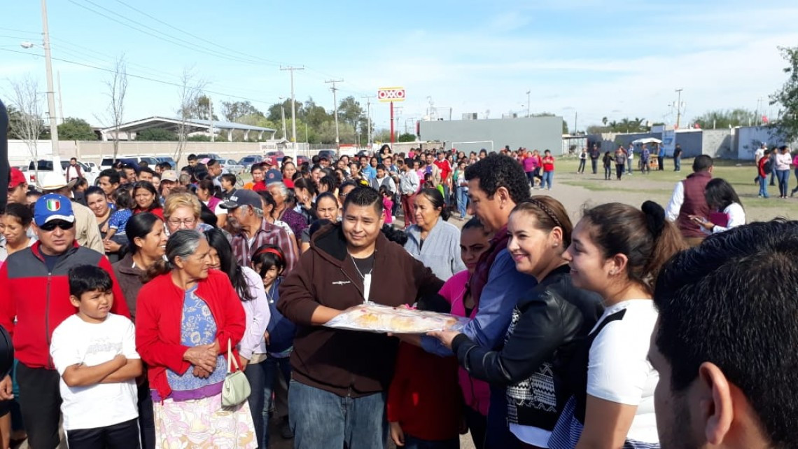 Entregan roscas de reyes a familias humildes en Matamoros