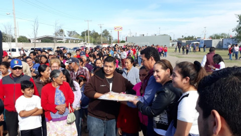 Entregan roscas de reyes a familias humildes en Matamoros