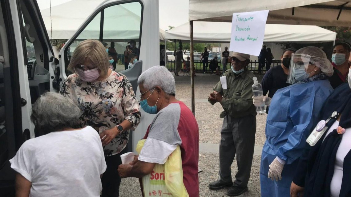 Transporta escuela de enfermería a adultos mayores que van a vacunarse