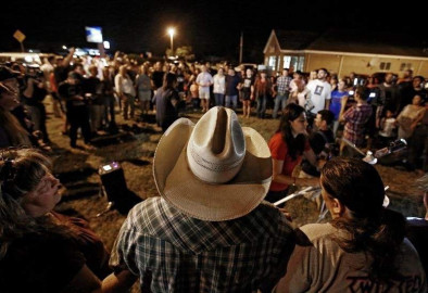 El minuto de silencio más largo de la 'pequeña familia' de Sutherland Springs